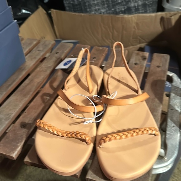 New with tags, Universal thread sandals. A very pretty tan color size 7​ - Picture 1 of 7